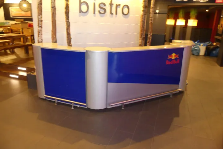 Theke mit Transportbox Theke: Maße in cm ca. 560 x 62 x 121 / Box: Maße in cm ca. 225 x 131